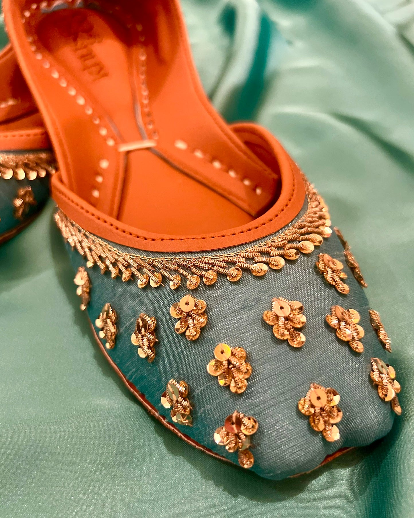 Firozi Shine Khussa